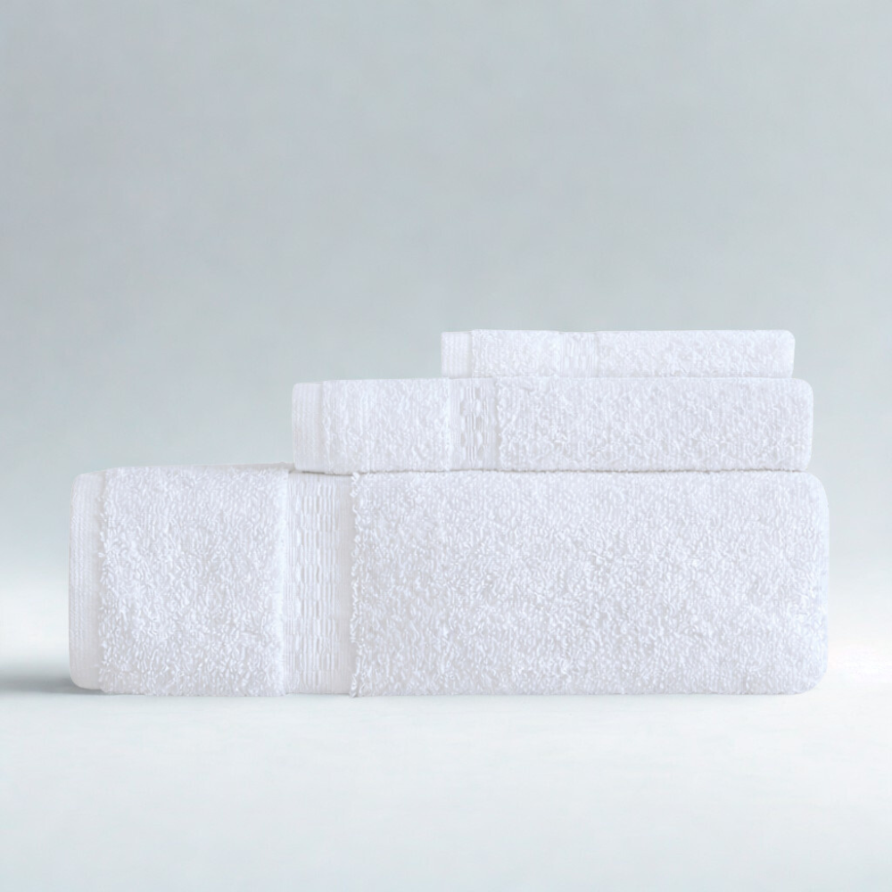 Quick-dry cotton-blend bath towel displayed to highlight its smooth surface and everyday comfort